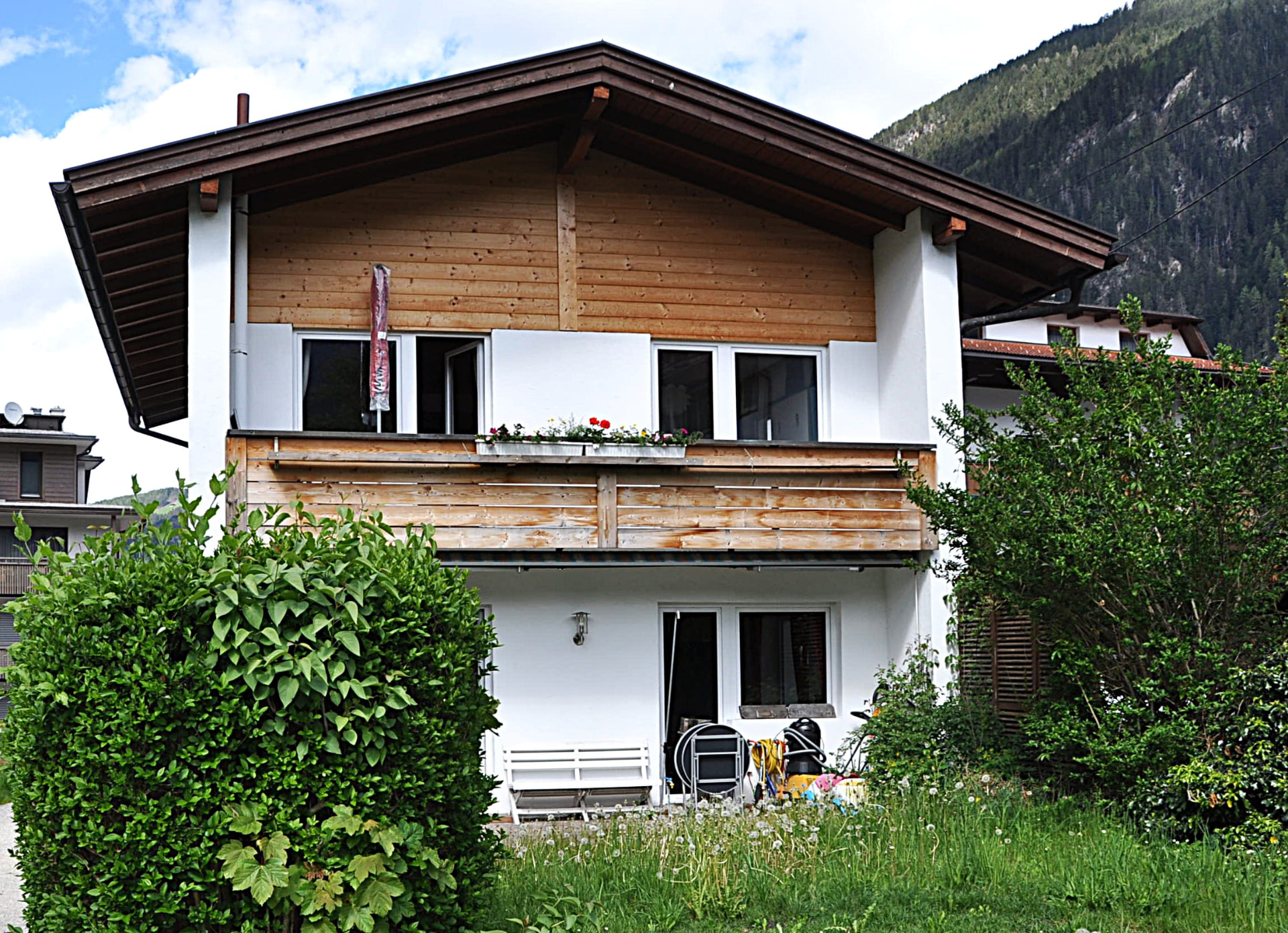 Renoviertes Landhaus in Mayrhofen im Zillertal — Südansicht mit Pool