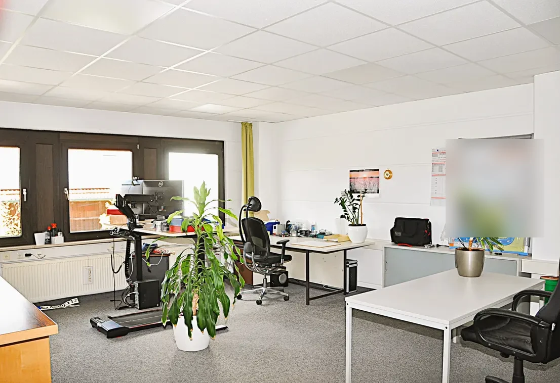 Großraumbüro im 1. Obergeschoss mit mehreren Arbeitsplätzen
