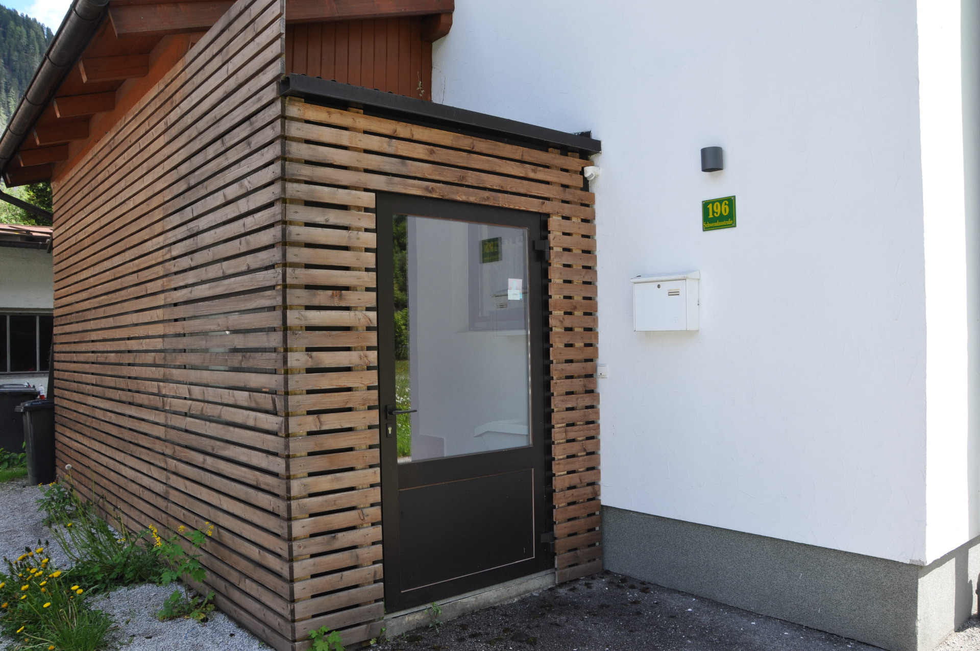 Eingangsbereich mit Windfang aus Holzlamellen — Schwendaustraße 196