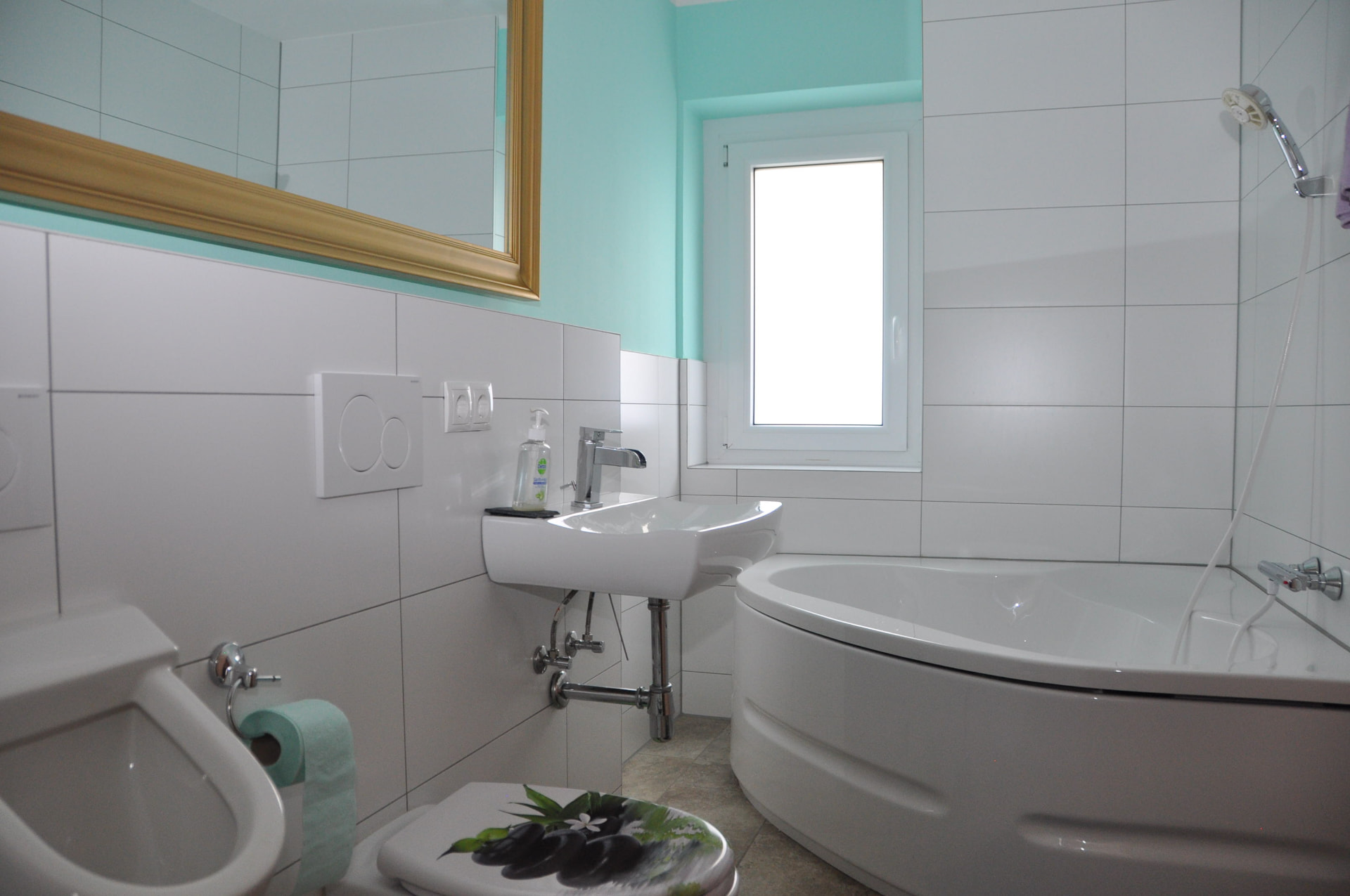 Modernes Badezimmer mit luxuriöser Eckbadewanne und Regendusche
