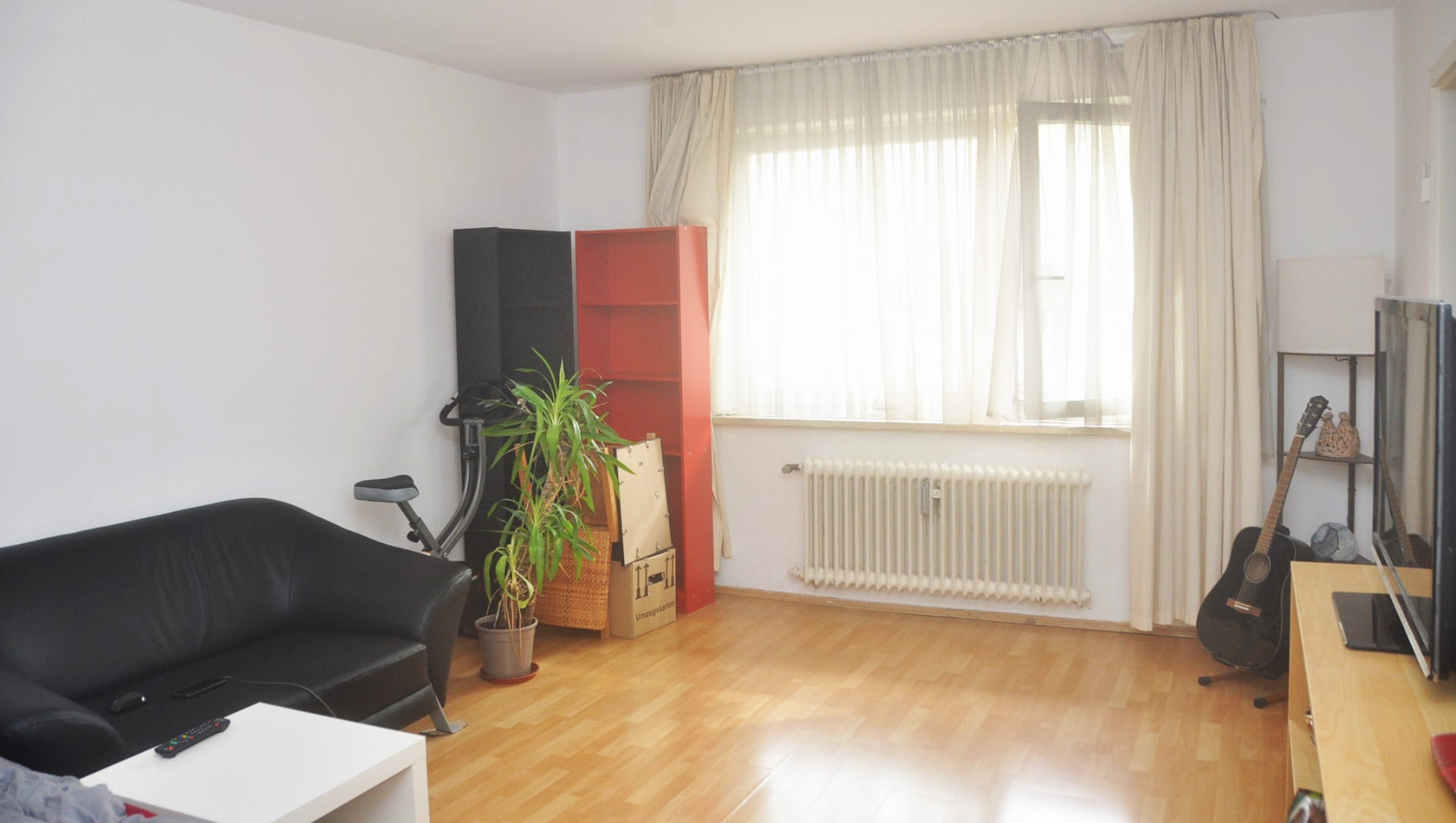 Wohnzimmer mit breiter Fensterfront und viel Tageslicht