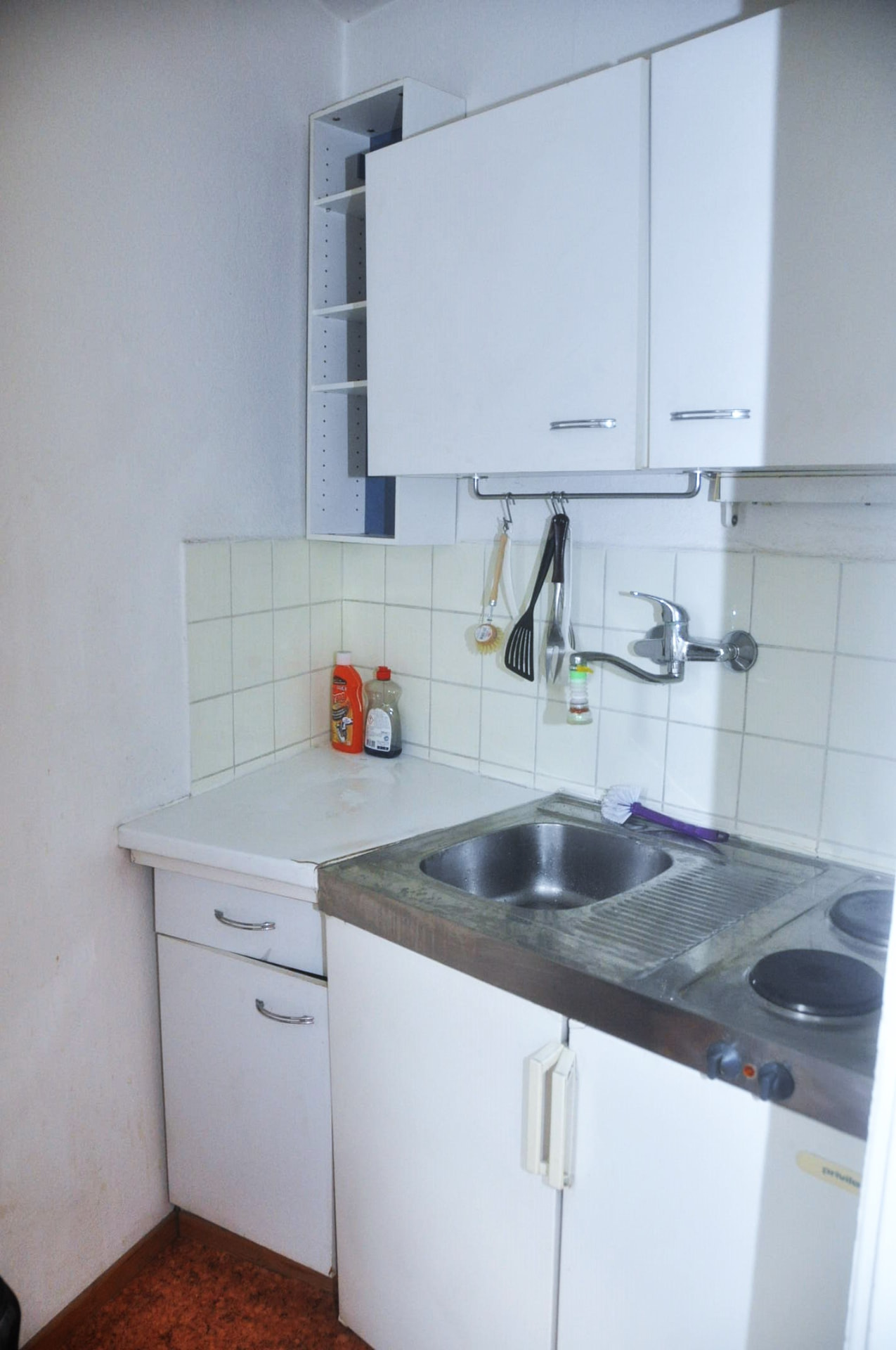 Separate Einbauküche mit Fenster