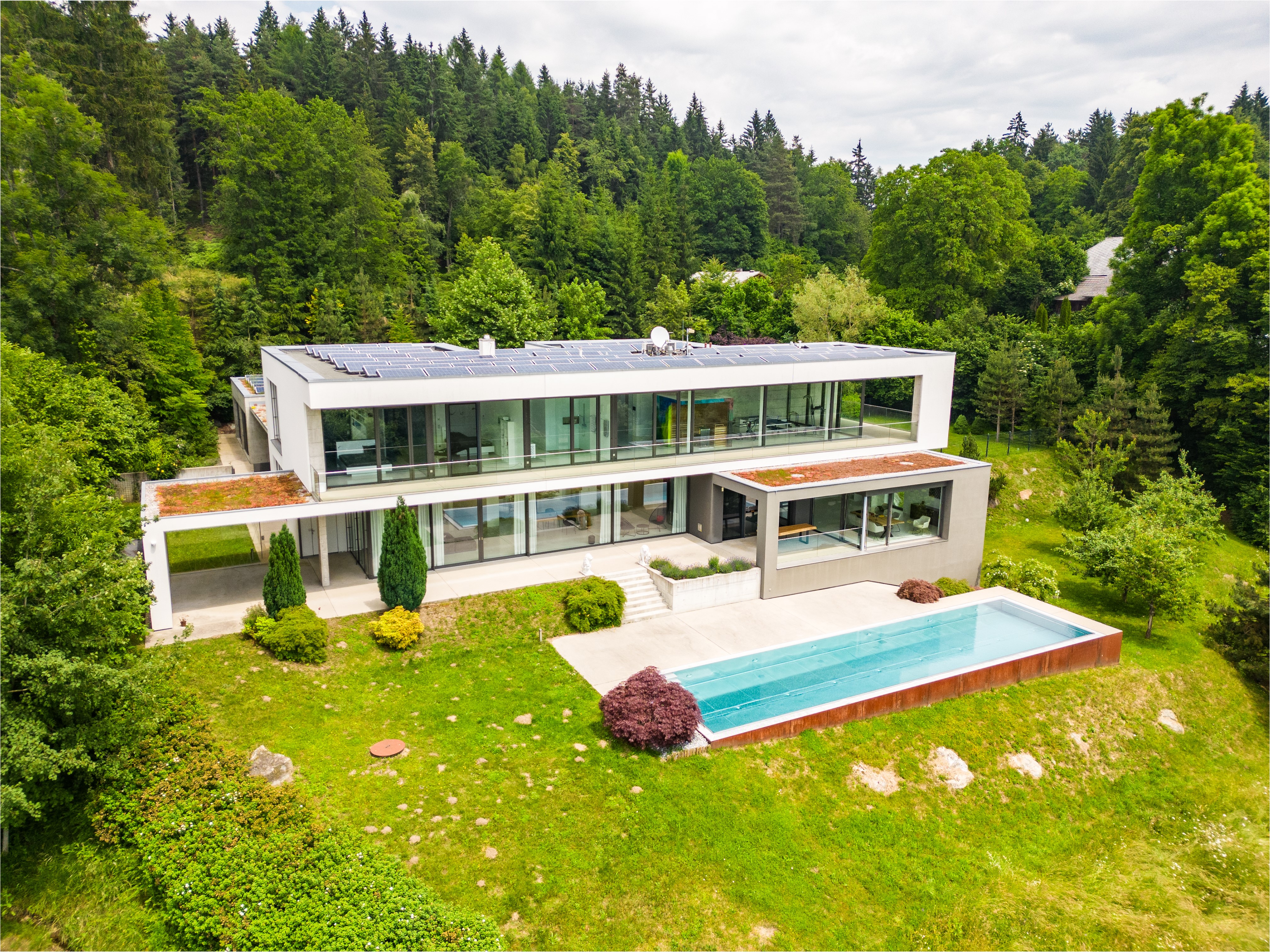 Architektur-Villa mit großem Edelstahl-Infinity-Pool und südorientierter Terrasse
