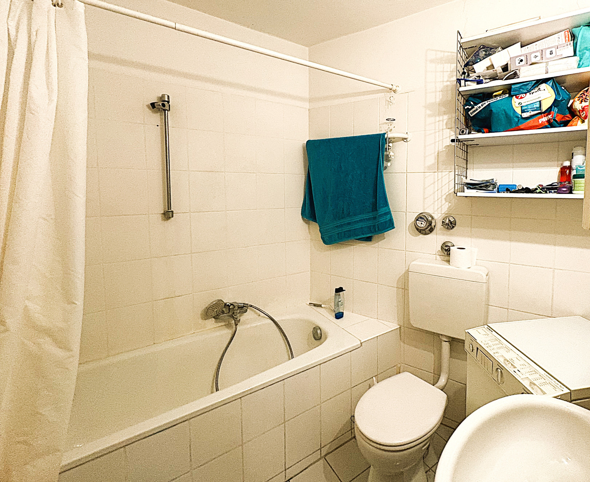 Duschbad mit Waschmaschinenanschluss und WC