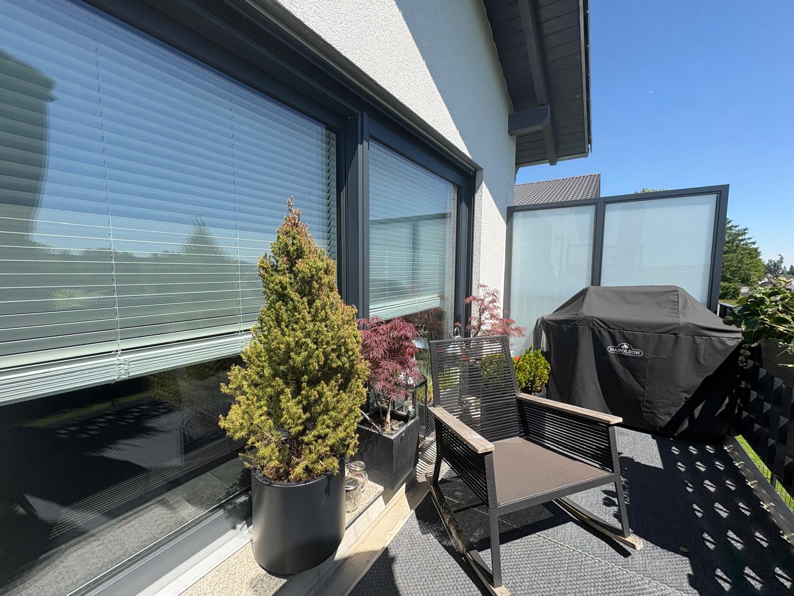 Balkon mit elektrischen Raffstores und Gas-Grillplatz