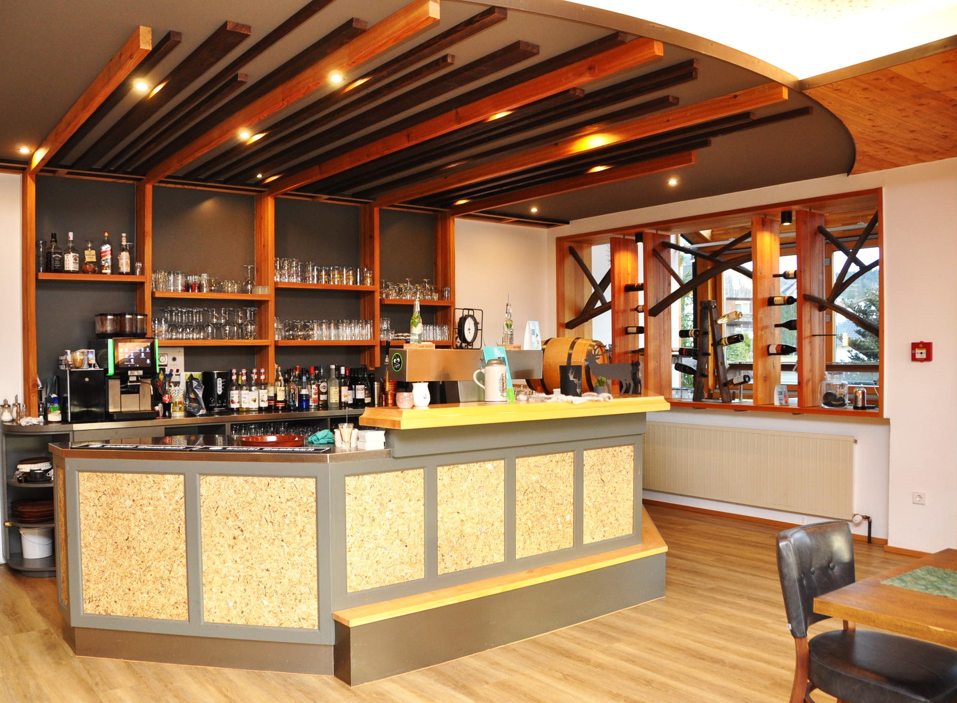 Hotelbar mit Holzdecke, Weinregal und Kaffeemaschine