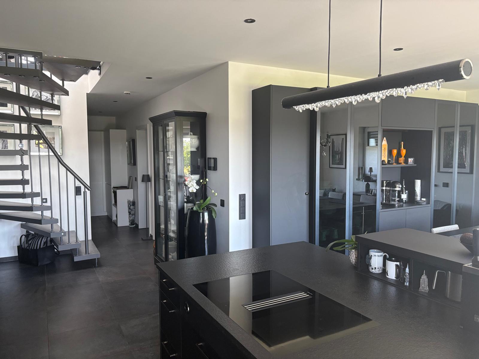 Designtreppe zur Galerie-Etage und offene Küche