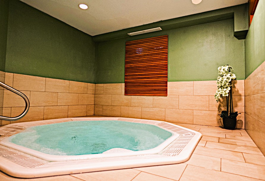 Wellnessbereich mit Whirlpool und Saunazugang